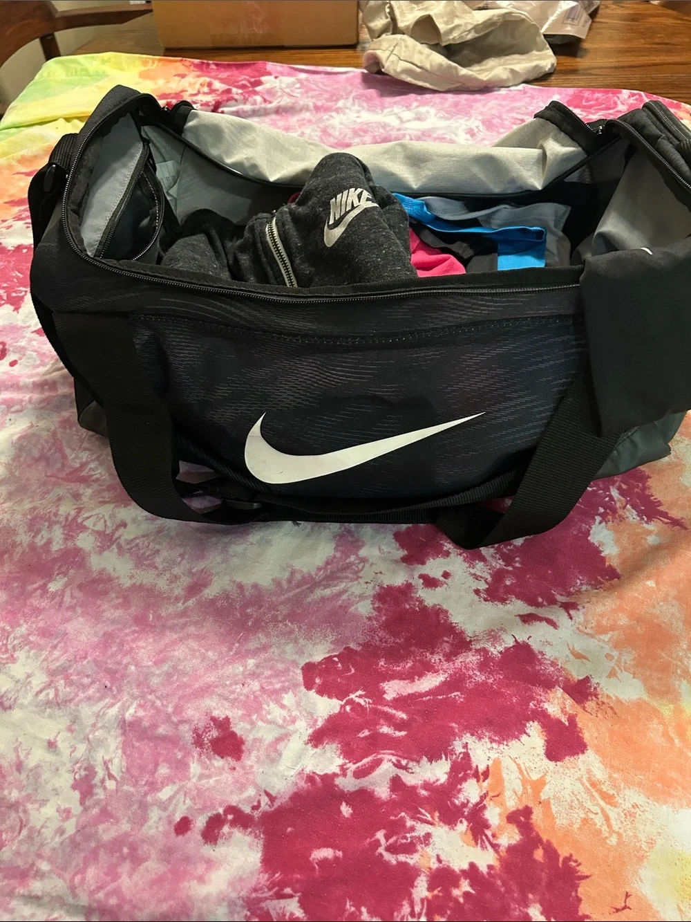 Huge Nike lot !! Tops / leggings & bag